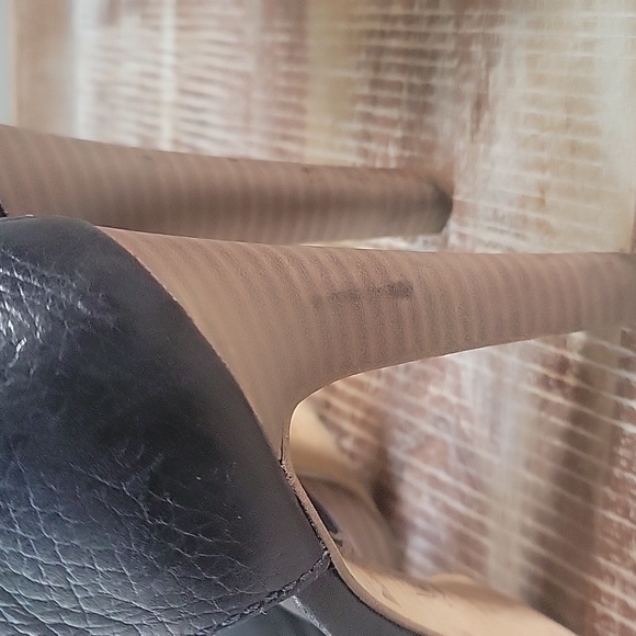 Tory Burch Black and Gold Heels with Elegant T-Strap‎ Size 7 - Picture 11 of 16